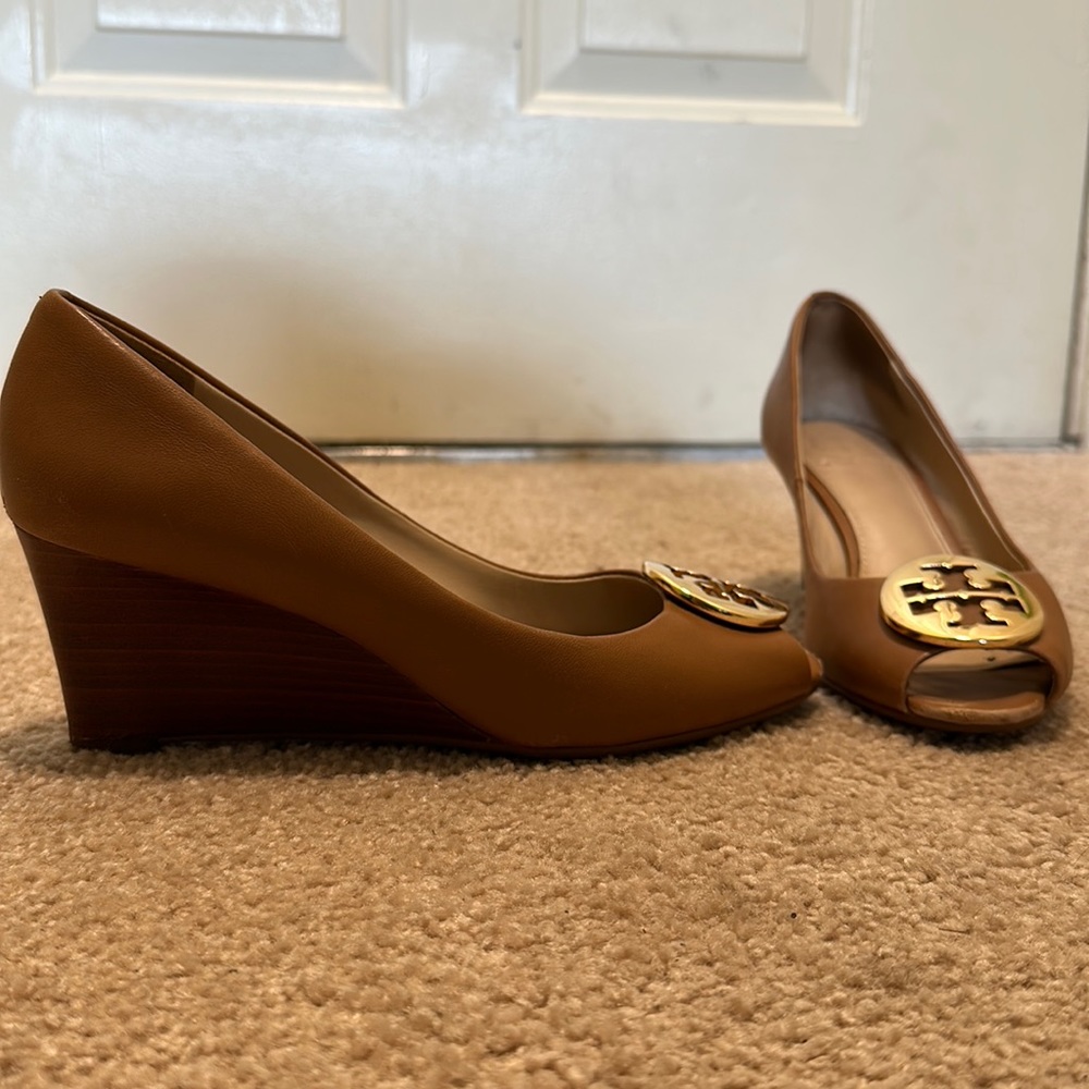 Women’s Tory Burch Kara Tan peep-toe wedge with gold logo